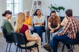 a group discusses the differences between residential vs outpatient treatment